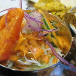 タージマハル - ミニサラダにはインド料理独特の人参ドレッシングがかけられてました。
