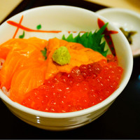 函館うに むらかみ 日本生命札幌ビル店 - 三色丼
                    うに、いくら、サーモンの三色
                    Sサイズはお茶碗くらい