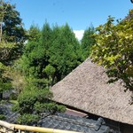 神楽宿 - 坂の上から見た大きな茅葺屋根の家