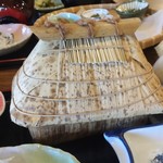 神楽宿 - 風情のある苫屋をイメージした器に入った「夜神楽煮〆、山菜珍味」