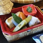 苫屋：夜神楽煮〆、山菜珍味。　夜神楽にふるまう料理の中でも人気の料理らしいです。