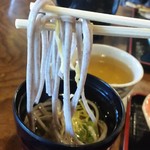 神楽宿 - 古代黒米うどんは、「古代黒米」を使ったうどん。　スルッと喉越しもよい