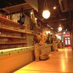 Espetalia - H.28.11.4.昼 内観：カウンター席最奥から出入口方向