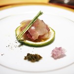 肉屋 雪月花 NAGOYA - 松坂牛サーロインとふぐのユッケ
      