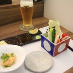串の家 sazan - お通しとお口直しの野菜、そしてビール