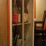 酒肴旬漁　狸穴 - 酒の入った冷蔵庫