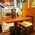 麺のようじ - 店内（テーブル席）