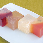 一幸庵 - 左から
      アルパカ、ジョニーウォーカー、獺祭、レッドアイ
      