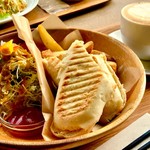 cafe TRES - パニーニランチ(ツナピザ)