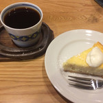 カフェうえすたん - カウボウイ（ホットコーヒー）&ベイクドチーズケーキ