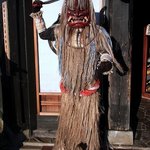 秋田長屋酒場 - 赤のなまはげ全身です。（昼バージョン）