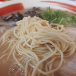 とんこつらーめん 大伸 - 極細の麺。