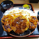 とんかつ 肉料理 麻釉 - ソースかけました。右はウィンナー単品130円