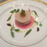 京王プラザホテル - 蟹と林檎のサラダを帆立貝のミルフィーユ仕立てに カーリックス・ロイロムを添えて