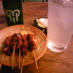 もつ焼き カミヤ - レバ刺しとサワー