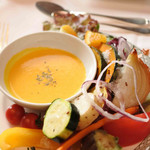 ロウリーズ・ザ・プライムリブ 大阪 - ボキらはサラダやスープをとってお席に。
      山芋やなすやズッキーニ、かぼちゃ、たまねぎ、パプリカ、
      トマト、だいこん、にんじん・・・野菜がどれも新鮮です。
      かぼちゃのスープもすごく美味しい～