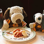 ロウリーズ・ザ・プライムリブ 大阪 - 女性スタッフさんが、きれいな歌声でお誕生日の歌を
      歌ってくれてるサービスも。なんだか照れるな～
      食後のアイスコーヒーと一緒に美味しく頂きました。