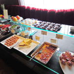 ロウリーズ・ザ・プライムリブ 大阪 - こちらはデザートのコーナー。
      美味しそうなスイーツがいっぱい並んでるよ。