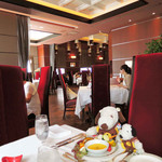 ロウリーズ・ザ・プライムリブ 大阪 - こちらのお店は隣のテーブルとの間が広くとられてて、
      椅子の背もたれが高いので適度に目隠しになってます。
      他のテーブルの人がほとんど気にならないよ。
      店内は満席だったけど個室気分でお食事できるね。