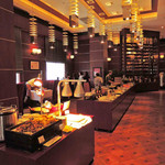 中もすごく豪華な内装。メイドさんのような恰好をした女性スタッフや
          黒人スタッフの方も何人かいて、外国のレストランみたいだよ。こちらはロサンゼルスに本店があるローストビーフ専門店なんだ。