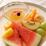 ロウリーズ・ザ・プライムリブ 大阪 - ローストビーフでかなりお腹いっぱいになってしまって、
      デザートは少し控えめに。フルーツがどれも甘くて美味しい～
      