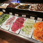 前菜はビュッフェ形式でいただくようになってます。
          サラダは野菜の種類が多く、見たことのない珍しいお野菜も。