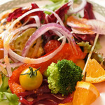 ロウリーズ・ザ・プライムリブ 大阪 - これはお変わりしたサラダ。
      ドレッシングも美味しくてサラダがすすむな～