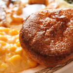 ロウリーズ・ザ・プライムリブ 大阪 - 食べている途中で、あつあつのヨークシャープディングを
      持ってきてくれたよ。ホースラディッシュやグレービーソースを
      つけて食べるそう。もっちりとした独特の食感で美味しかったよ。