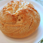 ロウリーズ・ザ・プライムリブ 大阪 - 温かいパンが運ばれてきたよ。
      パンもおかわりできます。
      