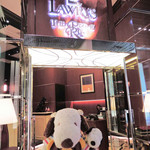 今日はお友だちがボキのお誕生日祝い(8月)を
          してくれるということで、ランチを頂きに大阪・西梅田にある
          『ロウリーズ・ザ・プライムリブ大阪』にやってきました！入り口から豪華なお店で、ドキドキなボキら。