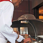 ロウリーズ・ザ・プライムリブ 大阪 - そしてメインディッシュのローストビーフが登場～！
      スタッフがお肉をのせたカートで各テーブルを順番にまわって、
      目の前でお肉を切り分けてくれるようになってます。