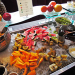 ロウリーズ・ザ・プライムリブ 大阪 - フルーツのコーナーも。