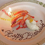 ロウリーズ・ザ・プライムリブ 大阪 - デザートを食べていたら、さらに嬉しいサプライズが！
      スタッフの方がこんな嬉しいものを運んできてくれたよ。
      お店を予約する際お友だちがお願いしてくれてたの。