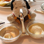 ロウリーズ・ザ・プライムリブ 大阪 - ちびつぬ「これ、アイスクリームかしら？」いえいえ、ローストビーフにつけるホースラディッシュです。片方は普通のホースラディッシュで、
      もう片方はクリームが混ぜ込まれたクリームフォースラディッシュなの。