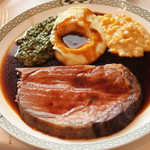 ロウリーズ・ザ・プライムリブ 大阪 - まずこちらが、カリフォルニアカット(厚切り)。
      思ったより大きくて分厚いな～♪
      お肉を食べたという満足度がすごいです
      グレービーソースもとてもいいお味だね。
      