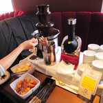 ロウリーズ・ザ・プライムリブ 大阪 - チョコレートフォンデュもあるんだよ～
      