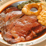 ロウリーズ・ザ・プライムリブ 大阪 - こちらは、イングリッシュカット(薄切り)。
      薄切りが3枚なんだけど、1枚のサイズが大きくて、
      イメージしてた薄切りよりも厚みがあって、
      こちらもすごいボリュームです！！