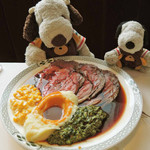 ロウリーズ・ザ・プライムリブ 大阪 - ちなみに付け合わせは、クリームコーン、マッシュドポテト、
      クリームドスピナッチの3種類。クリームドスピナッチは
      ほうれん草のクリーム煮なんだって。
      どれもローストビーフにすごくよく合うよ。