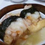 SHARK FIN INN - これお気に入りでおかわりしました。厚揚げ豆腐にエビをたくさんのせて蒸してあります。あっさりした塩味