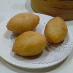 SHARK FIN INN - ひき肉を白玉団子っぽい生地で包んだピロシキに似た揚げ物