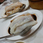 SHARK FIN INN - ラビオリのような米粉のシートにチャーシューやエビがたっぷり入っています(手前がチャーシューで奥がエビ)
            タレはチャーシューを焼くときに使う甘辛なもの。