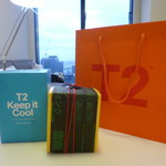 T2 - 一緒に日本に、
      お土産の包みはシーズンで変わると思います。
      この時は日本語がw