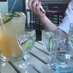 Madame Brussels - おつれさまたちはなにかのカクテル、キュウリが入ってますね〜