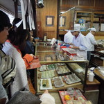 出町ふたば - 店員はテキパキ