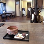 市川製茶 - 20116/11　広々としてます。パスタ等も出すのでテーブルも大きいです。なのでおひとりさまにはビミョーに居心地悪し(苦笑)