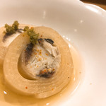 鮨 おくの - 大根かつら剥きの中に鰆