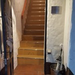Ratorie Do Ginyoru E Maderon - 経験上大体、こういう狭い階段上がって行くオステリアやビストロって美味しいお店なんですよね。