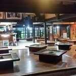 高森田楽保存会 - 高森田楽保存会さんの内観、囲炉裏がたくさん並んでる光景ってすごい！