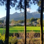 高森田楽保存会 - 席からは、阿蘇山の一つの根子岳が一望できる場所です