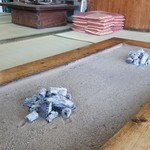 高森田楽保存会 - 畳と同じ高さにある囲炉裏っていいものですね～